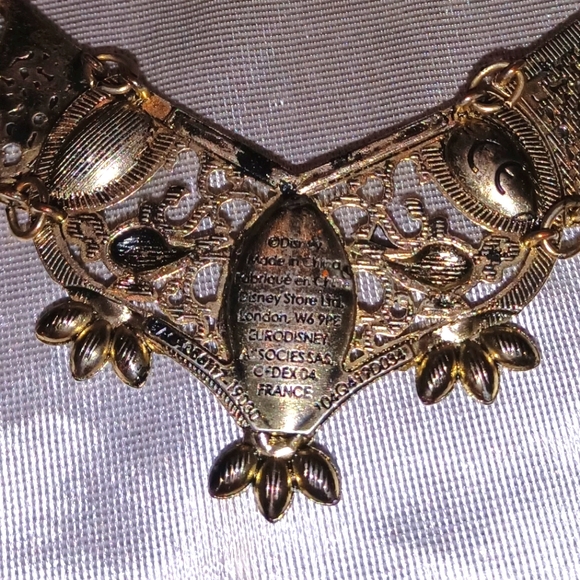 Pretty Jasmine costume jewelry necklace and clip-on earrings - Picture 5 of 5